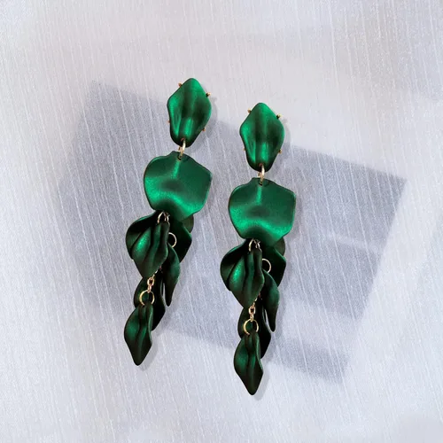 Vista 7 de Aretes largos de acrílico con diseño de pétalos de rosa, aretes colgantes de flores exageradas, aretes de borla floral para mujeres, fiestas, uso