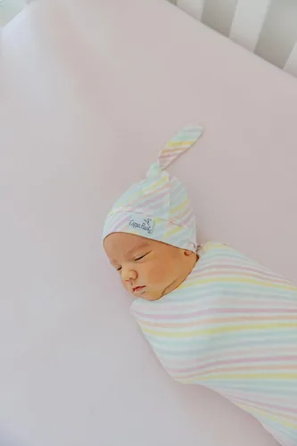 Vista 4 de Copper Pearl Gorro de bebé con nudo superior elástico suave Lucky