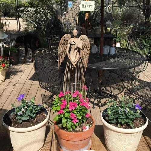 Vista 3 de Y&K Decor - Estatua de ángel de metal envejecido para jardín, patio, césped, patio, decoración de interiores y exteriores, Navidad (25.5 pulgadas)