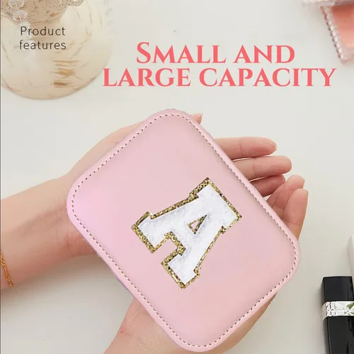 Vista 3 de Joyero con letra inicial de monograma, organizador de joyas de viaje con doble capa, regalos personalizados para mujeres, collares, aretes, anillos
