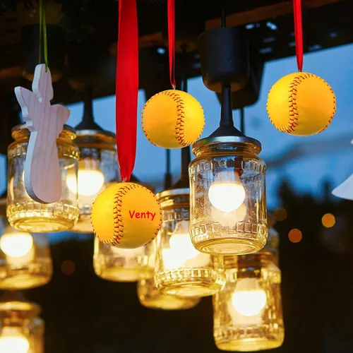 Vista 4 de Newwiee 6 piezas de adornos de Navidad de sóftbol a granel decoraciones deportivas para árbol de Navidad, adorno decorativo de béisbol de piel