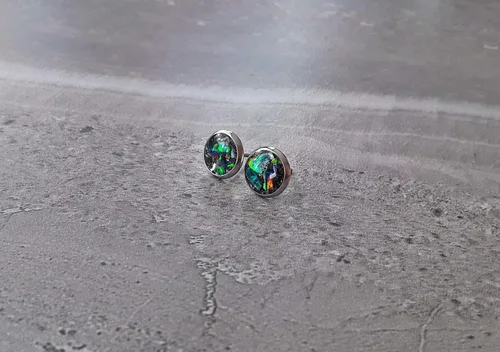 Vista 2 de Pendientes de confeti rellenos de ópalo de fuego negro con piedra natal de octubre de acero inoxidable