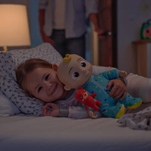 Vista 8 de CoComelon Muñeco de Peluche Musical JJ - Presiona la Barriguita para Cantar Clips de Canciones de Cuna - Incluye Función y Pequeños Osos de Peluche