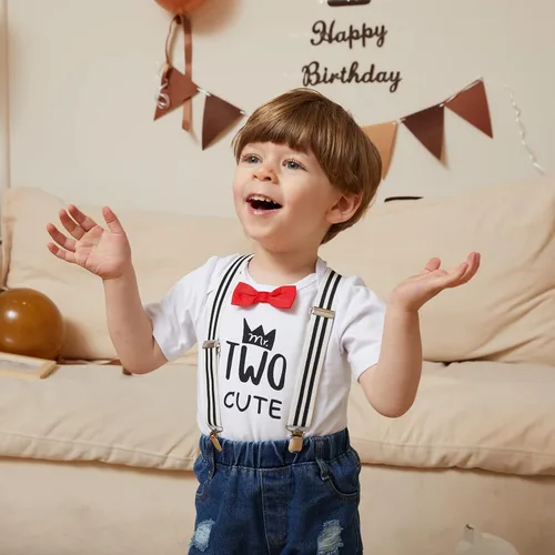 Vista 2 de Conjunto de ropa de cumpleaños para bebé niño pequeño, con tirantes, pantalones de mezclilla rasgados