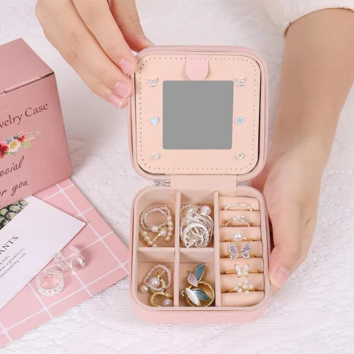Vista 6 de Joyero de viaje, pequeño joyero, regalos para mujeres y niñas, mini organizador de joyas portátil rosa para aretes, anillos, collares con inicial J