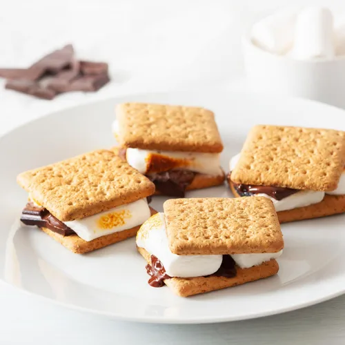 Vista 4 de Nostalgia Máquina eléctrica S'mores de mesa para interiores, kit de Smores con palitos para asar malvaviscos y 4 bandejas Lazy Susan para galletas