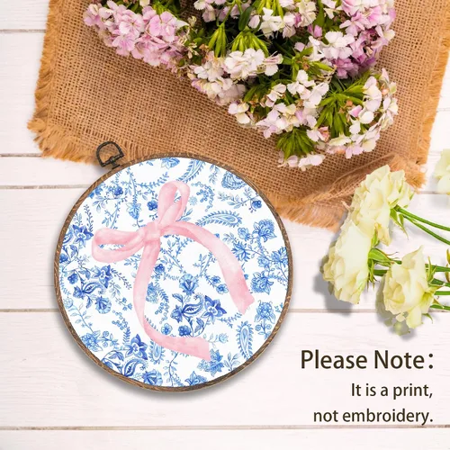 Vista 2 de Yorhifa Grandmillennial - Arte de pared enmarcado con lazo rosa coqueta, arte de pared redondo de chinoiserie azul y blanco, decoración de paredes