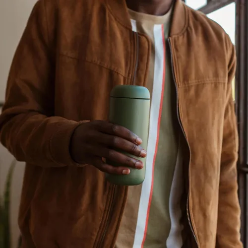 Vista 6 de Fellow Carter Move - Taza aislada al vacío con protector de salpicaduras a presión y revestimiento de cerámica para preservar el verdadero sabor.
