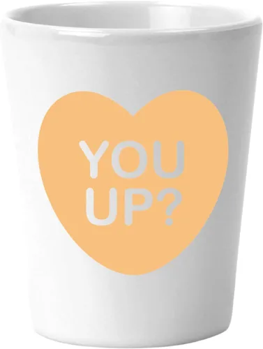 Vista 4 de Travieso Día de San Valentín divertido vaso de chupito de cerámica blanca de 1.5 oz