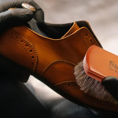 Vista 2 de Mini cepillo de zapatos de 4 pulgadas, cepillo portátil de pelo de caballo con mango de madera natural, cepillo de cerdas suaves para limpiar, pulir