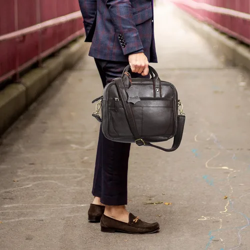 Vista 6 de Bolso bandolera de cuero genuino hecho a mano para hombres (color marrón) Bolsa de viaje de cuero para computadora portátil para oficina, bolsa