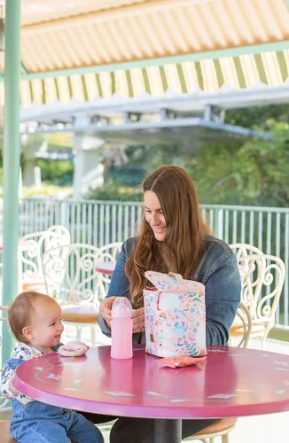 Vista 2 de Petunia Pickle Bottom Bolsa enfriadora para bebés