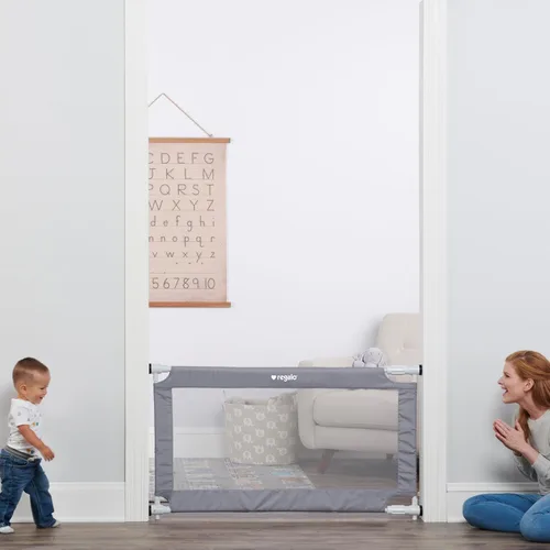 Vista 4 de Regalo Puerta de malla extensible gris extra ancha de 50 pulgadas, montada a presión, incluye parachoques de goma para proteger las paredes, gris