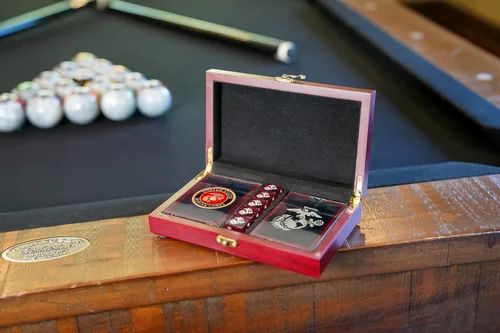 Vista 3 de Set de Regalo del Cuerpo de Marines Cartas de Juego con Dados del USMC Juego de Cartas y Dados EGA Oficialmente Licenciado Gran Regalo