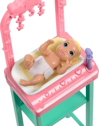 Vista 4 de Barbie Baby Doctor Playset con muñeca morena con ropa quirúrgica rosa, muñeca de bebé, muebles y accesorios