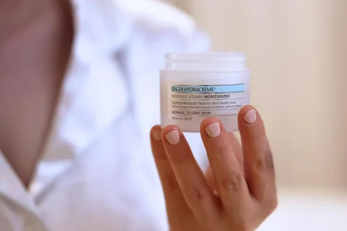 Vista 5 de Pharmagel DN-24 Hydracrème - Hidratante intensivo de vitaminas - Crema facial y cuello de día y noche para piel normal, seca y envejecida - 2 onzas