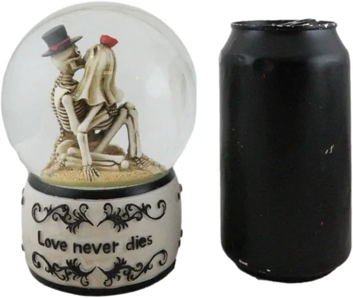 Vista 7 de Ebros Gift Día de los muertos El amor nunca muere besos franceses besándose recién casado esqueletos sentados en la playa de arena globo de agua
