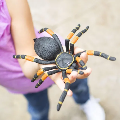 Vista 5 de Safari Ltd. Orange-Kneed - Figura de tarántula realista de 8 pulgadas, juguete educativo para niños, niñas y niños a partir de 3 años