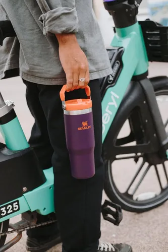 Vista 7 de STANLEY IceFlow 2.0 - Vaso con pajilla abatible con asa, 30 onzas, tapa giratoria y popote abatible, botella de agua a prueba de fugas, acero Tiza