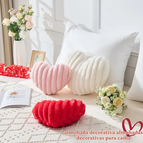 Vista 3 de 2 almohadas de corazón, color rojo y blanco, 12.8 x 9.8 pulgadas
