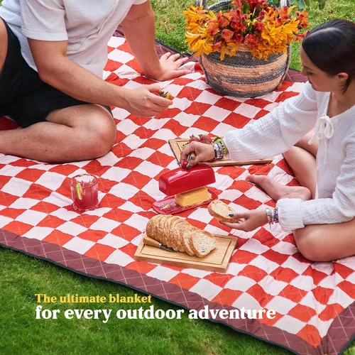 Vista 4 de Cozy Club Manta de picnic impermeable – Alfombra plegable para exteriores de 60 x 70 pulgadas con estacas, bolsillo y correa para el hombro Manta