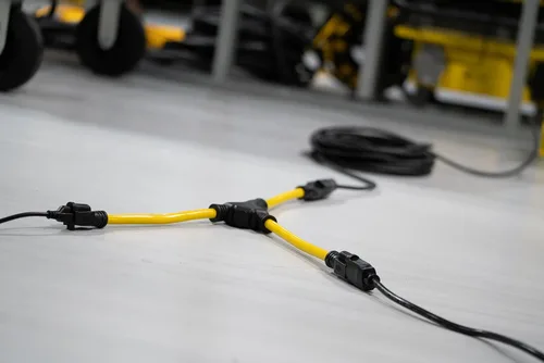 Vista 2 de Cable divisor Y de 2 tomas de salida de generador Southwire - Convierte un enchufe único a dobles tomas de salida de 15A - Enchufes moldeados