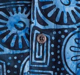 Vista 4 de Johari West Camisa de batik hawaiana tropical de verano de Antigua, Azul