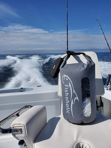 Vista 5 de Fishoholic Bolsa seca – Bolsas de equipo impermeables – Broche a prueba de fallas – Hecho resistente y duradero para kayak, barco, pesca