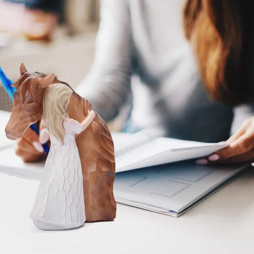 Vista 6 de Estatua de niña abrazando un caballo decorativa - Figura esculpida pintada a mano, regalos para mujeres y amantes de los caballos - Figura