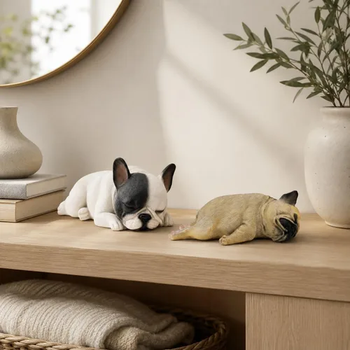 Vista 2 de Comfy Hour Colección Doggyland, figura de bulldog francés en miniatura de perro dormido y acostado