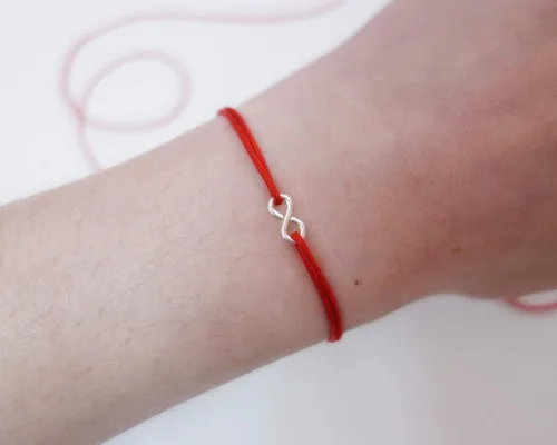 Vista 2 de Pulsera de infinito hecha a mano con relleno de oro de 14 quilates, pulsera de cuerda roja, amuleto de cábala, pulsera de protección, amistad