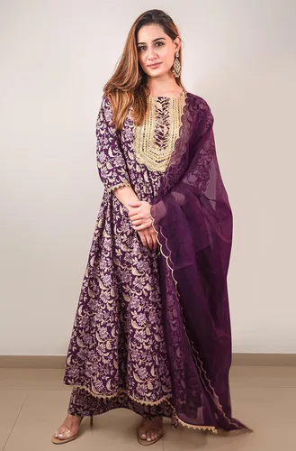 Vista 3 de Janasya Conjunto Kurta Embellecido Floral de Algodón Violeta Mujer