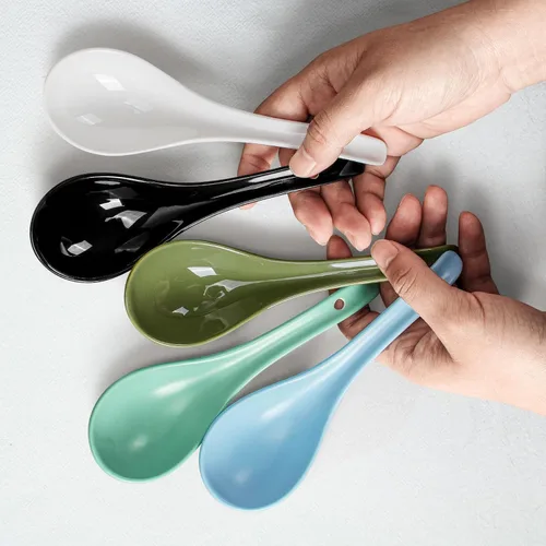 Vista 3 de Artena Juego de 6 cucharas de sopa asiática de 6.75 pulgadas, cuchara de sopa japonesa de porcelana ultrafina, cucharas de ramen negras para fideos
