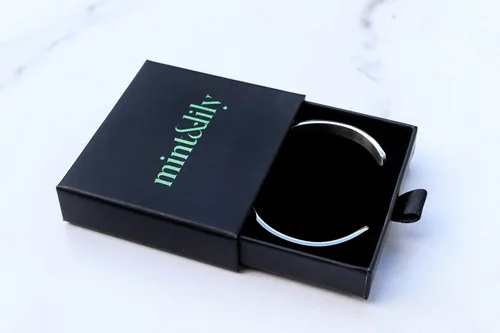 Vista 5 de Mint & Lily Pulsera de mantra personalizada, regalo para ella