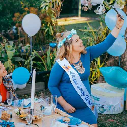 Vista 5 de Capoda Tema de oso We Can Bearly Wait Baby Shower Decoraciones Mom to Be Sash Dad to Be Pin y diadema de corona de flores para baby shower, banda