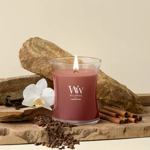 Vista 2 de WoodWick Regalos de Velas Navideñas de Canela Chai para Mujeres y Hombres, Vela de Reloj de Arena Mediana de 9.7 oz con Mecha Crepitante