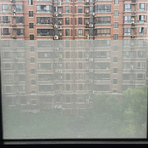 Vista 3 de Rollo de película de vinilo perforado para ventana, color blanco, unidireccional, para privacidad, autoadhesivo, para faros delanteros, 11.8 x 42.1