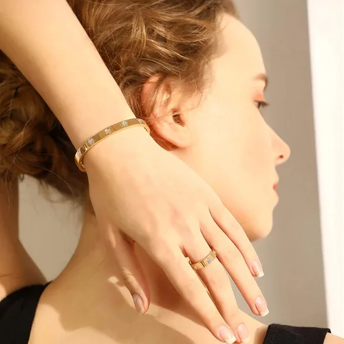 Vista 5 de AoJun - Anillos para mujeres, anillos de acero y titanio chapados en oro de 18quilates, modernos y clásicos, regalos para parejas, día de San