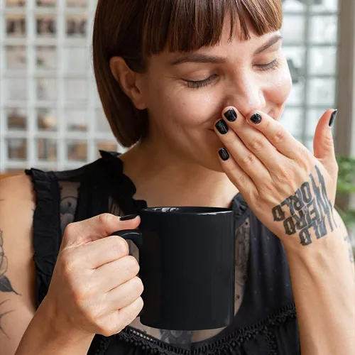 Vista 2 de Taza de café con dedo 3D en la parte inferior, divertida taza de café para hombres y mujeres, taza de café novedosa con elefante blanco, regalo