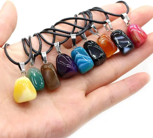 Vista 3 de QSLLER 10 piezas de piedra natural colgante de ágata colorida piedras preciosas collar joyería con cordones de cuero sintético de 18 pulgadas