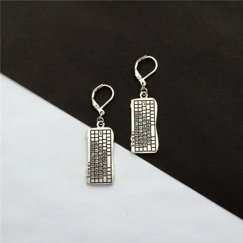 Vista 2 de Aretes con dije de teclado en miniatura 3D, joyería punk para hombre y mujer