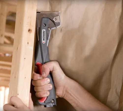 Vista 5 de Arrow HTX50 - Grapadora manual profesional para construcción y aislamiento, mango de agarre ergonómico, cargador de carga trasera de doble