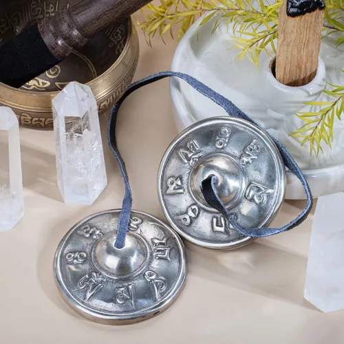 Vista 7 de ZenBless Platillos tibetanos Tingsha 2 piezas, con caja de almacenamiento y funda de tela, campanas de meditación sánscrito de latón blanco