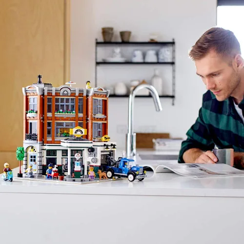 Vista 3 de LEGO Creator Expert Corner Garage 10264 Kit de construcción, (2569 piezas)