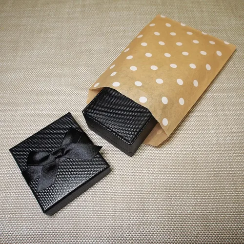 Vista 3 de CuteBox Bolsas de regalo de papel plano blanco con lunares (5 x 7 pulgadas) para mercancía, manualidades, recuerdos de fiesta, venta al por menor