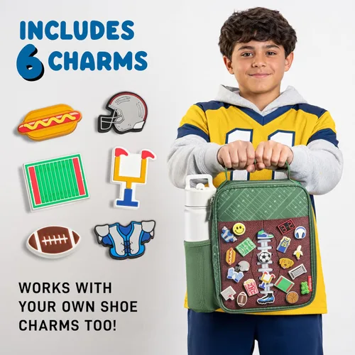 Vista 2 de Fit & Fresh Lonchera personalizable con dije para niños y niñas, lonchera infantil de fútbol con 6 dijes deportivos, bolsa de almuerzo reutilizable