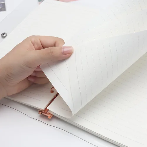 Vista 3 de Carpeta transparente A5 con 6 anillas, cubierta de PVC suave, anillo redondo de oro rosa, botón a presión, protector de cuaderno recargable con 90