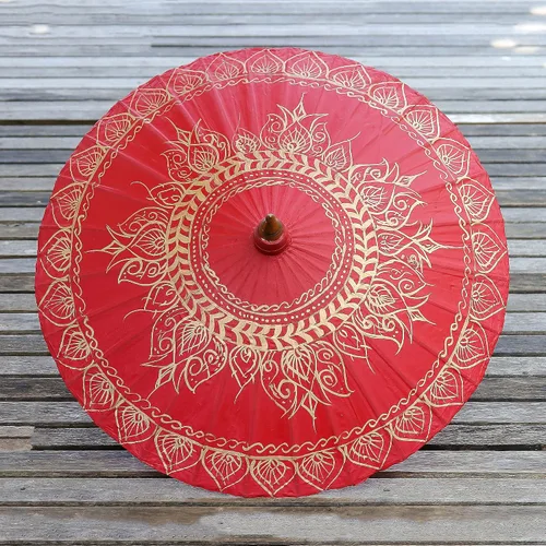 Vista 2 de NOVICA Sombrilla artesanal de papel Saa hecha a mano en rojo con detalles dorados de Tailandia Tono Paperbamboo Accesorios de decoración Pintado