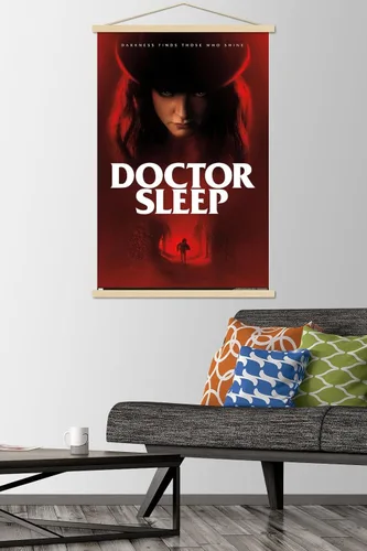 Vista 2 de Trends International Doctor Sleep - Póster de pared con sombrero de una hoja, 22.37 x 34.00 pulgadas, paquete de impresión prémium y colgador