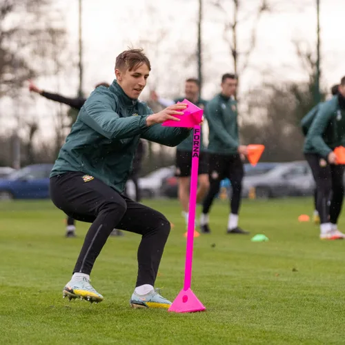 Vista 7 de FORZA Jumbo Triangle SuperCones Conos de entrenamiento de fútbol profesional con diseño triangular, ideales para ejercicios de velocidad, agilidad